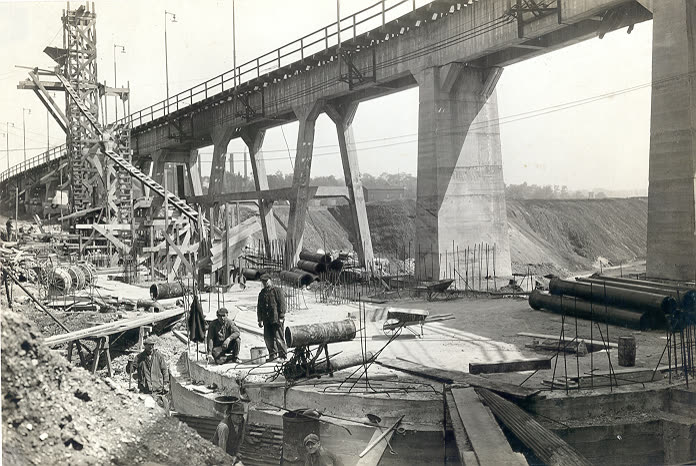 Wickersham crews building a reinforced concrete bridge for the Pennsylvania Railroad.